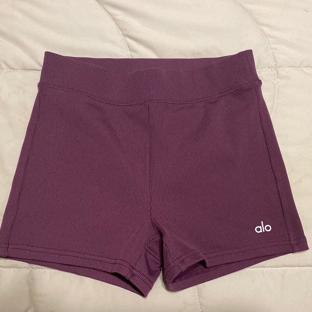 Alo Yoga GODDESS RIBBED HIGH-WAIST HOT SHORT